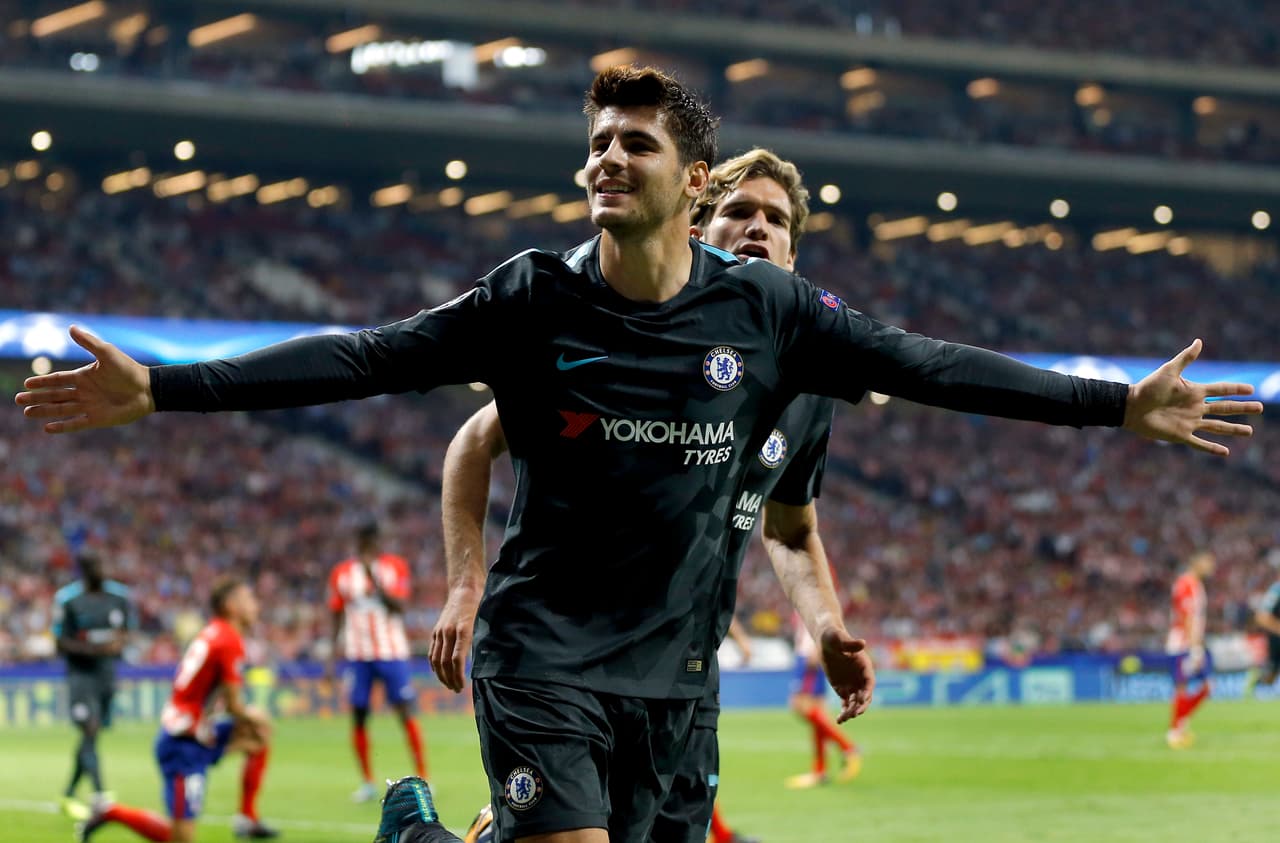 El jugador de Chelsea, Alvaro Morata, festeja un gol contra Atlético de Madrid en la Liga de Campeones el miércoles, 27 de septiembre de 2017, en Madrid. (AP Foto/Francisco Seco)