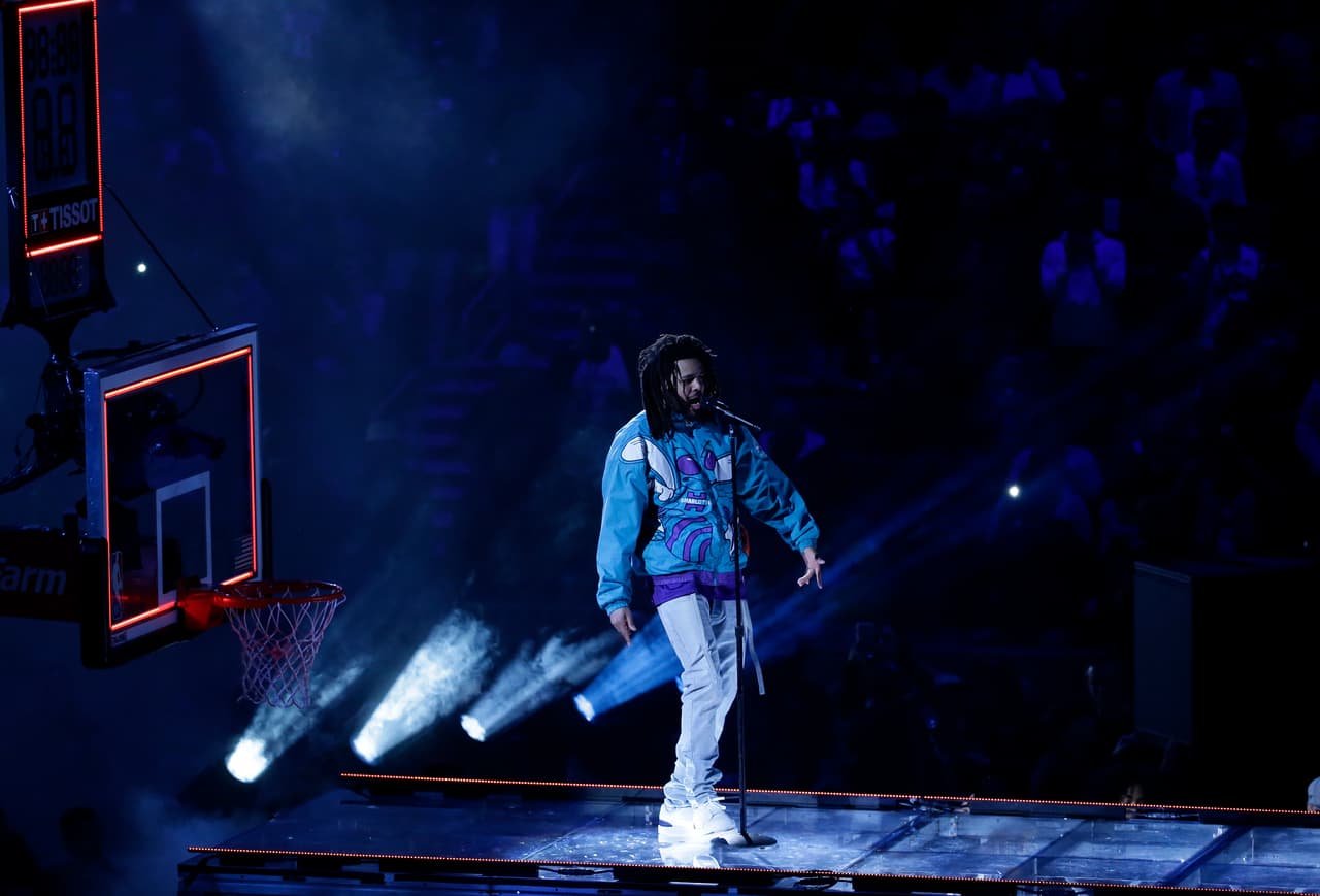 El rapero J. Cole se presentó en el intermedio de la edición 68 del NBA All-Star Game en Charlotte, North Carolina.