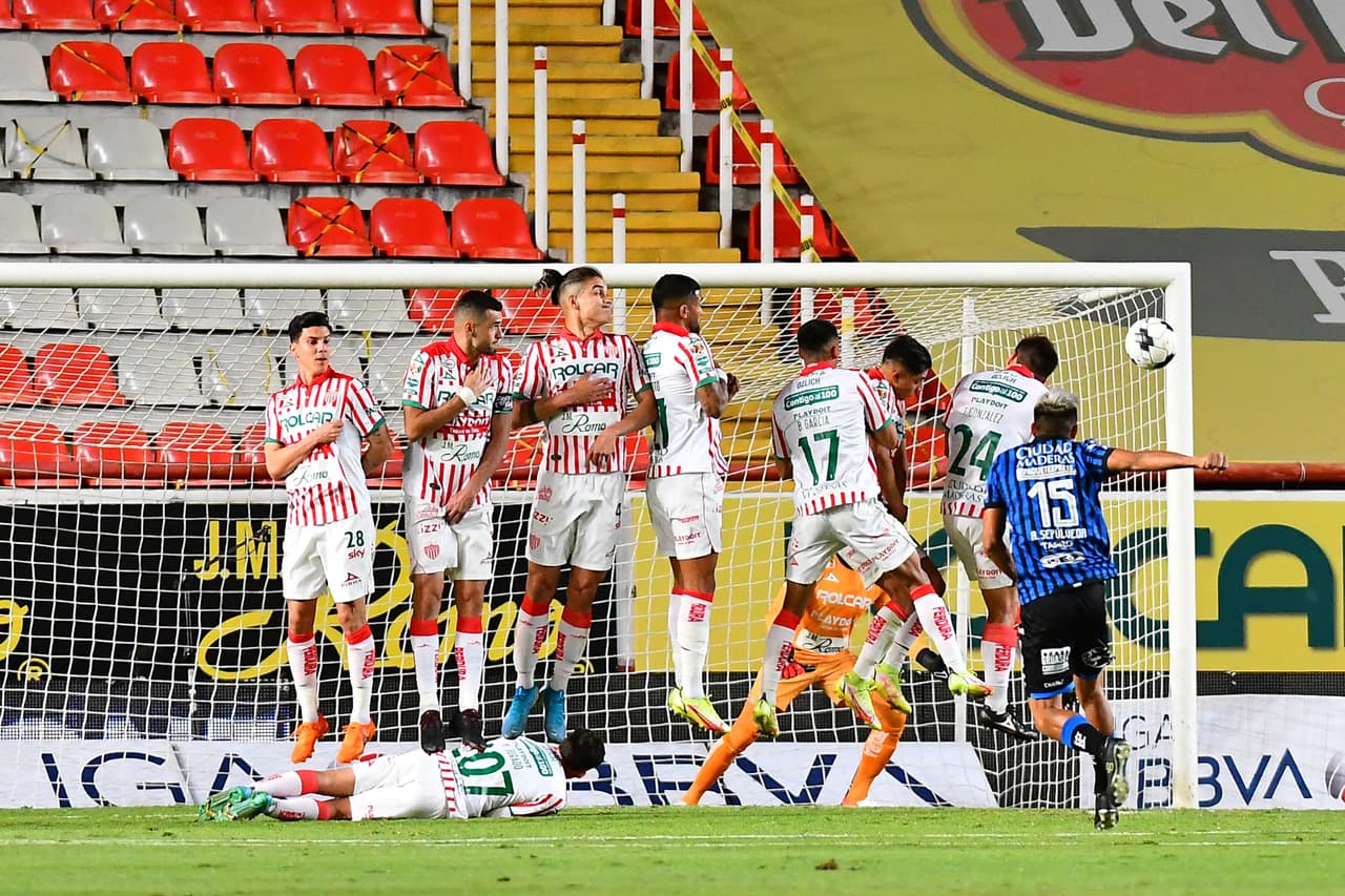 Con un solitario gol de Heriberto Jurado, Necaxa volvió a la senda de la victoria al vencer a Gallos Blancos en un partido con muchos tintes de llamados por la paz tras los acontecimientos violentos en Querétaro.