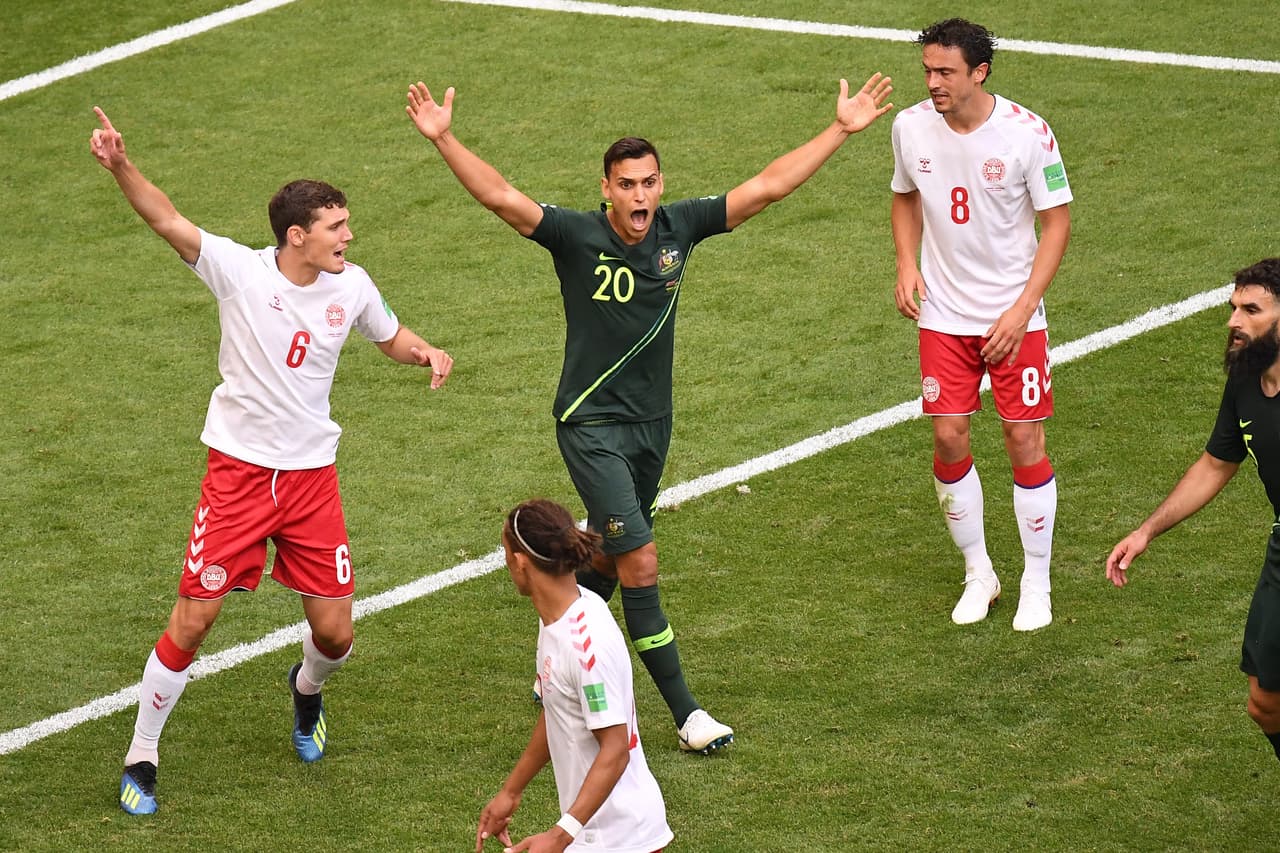 Pese a ello, Australia siguió intentando y al minuto 38 el árbitro Miguel Mateu Lahoz tuvo que recurrir al VAR.