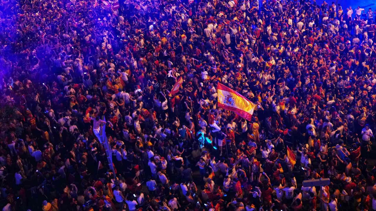 Miles de aficionados festejan en Madrid el campeonato de España