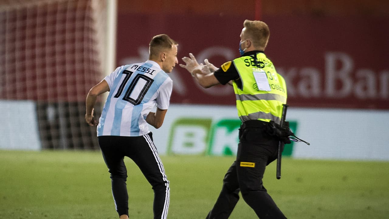 Demandará LaLiga a espontáneo del Mallorca vs. Barcelona