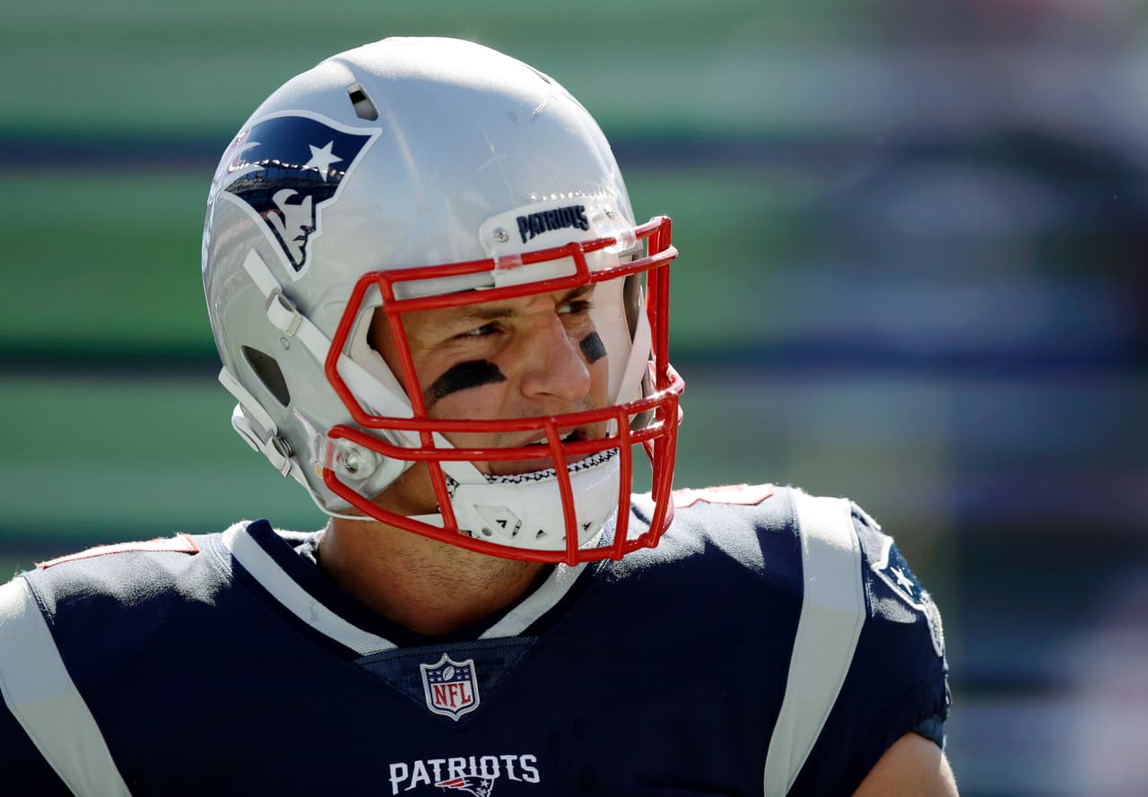 <b>ROB GRONKOWSKI (New England Patriots)</b> Es cierto, la campaña para Gronk no ha sido tan mala hasta ahora, pero al ser reconocido como el mejor tight end de la NFL y uno de los tipos más peligrosos de la liga, sus números han sido irregulares. Lleva 318 yardas (4°) y 2 TDs (6°) pero ha desaparecido en dos contiendas de los Pats.