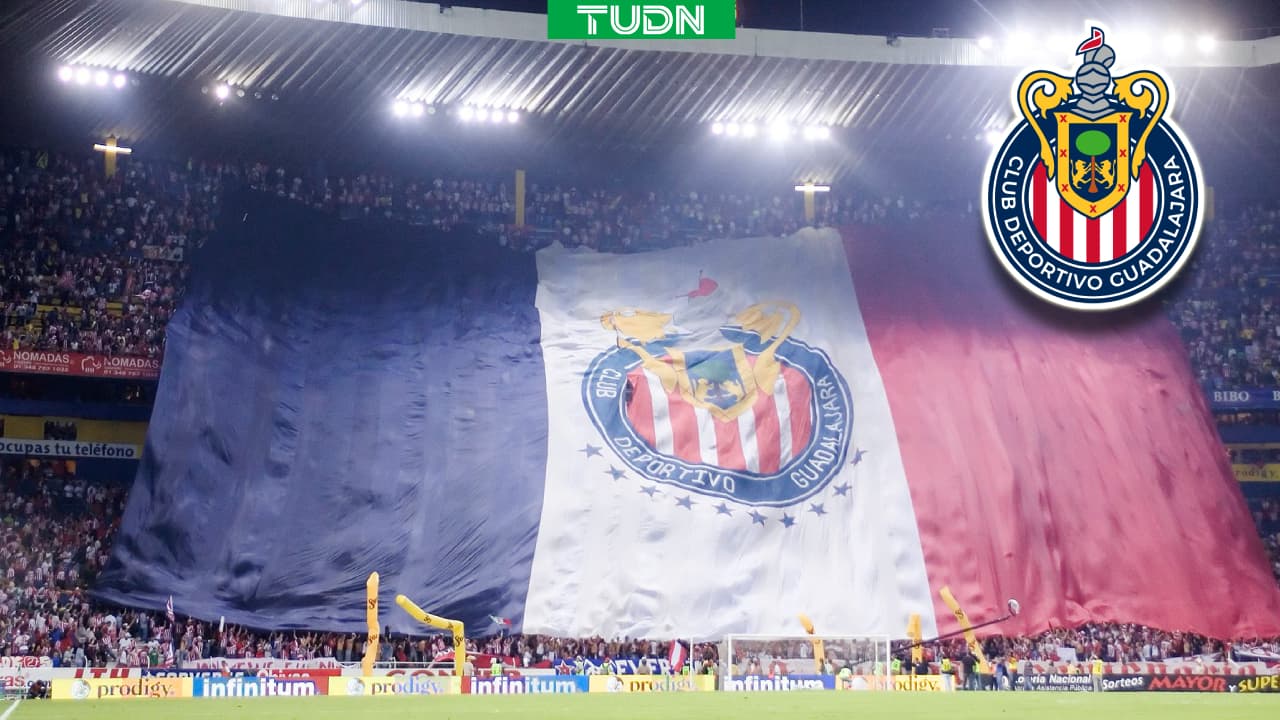 Chivas entrena en el Estadio Jalisco con su afición en las gradas