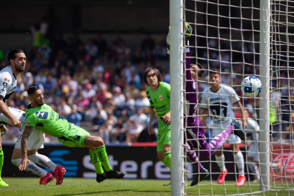 Quintana anticipa, gana el cabezazo y abre el marcador para los Pumas en un tiro de esquina que termina en la red de la Monarquía.
