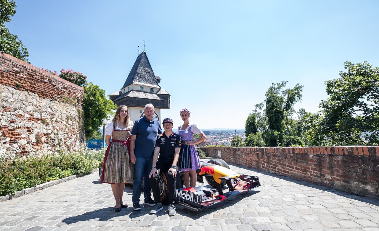 En Graz, a pocos kilómetros del Circuito Red Bull Ring en Spielberg, Max Verstappen encendió la actividad del Gran Premio de Austria con una visita a los aficionados, así como la tienda oficial de la escudería en la ciudad. A partir de este viernes los motores se encenderán con las primeras sesiones libres.