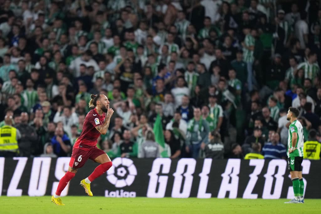 El Sevilla no pudo conseguir la victoria en el derbi ante el Betis disputado en el estadio Benito Villamarín, que acabó con empate a uno y con tres expulsiones, dos en la primera parte, una para cada equipo, y otra local en los inicios de la segunda.