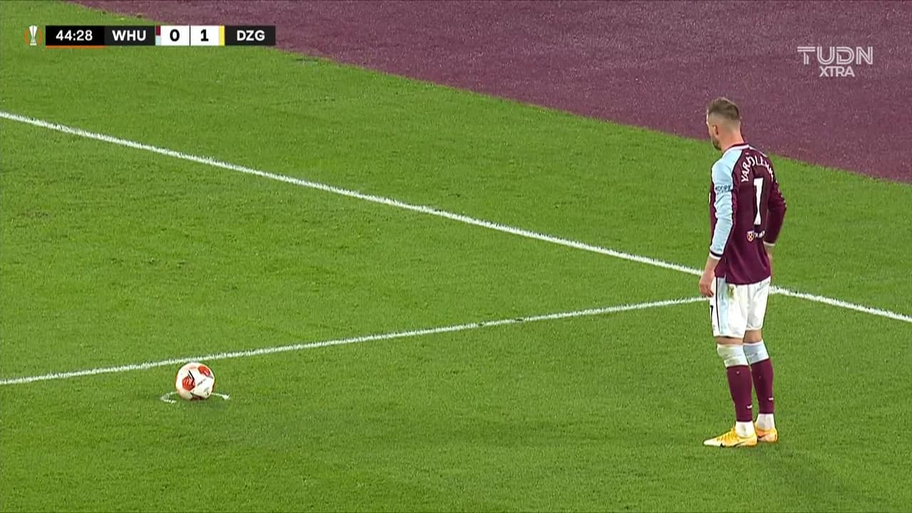 ¡TIRO ATAJADO! disparo por Andriy Yarmolenko.