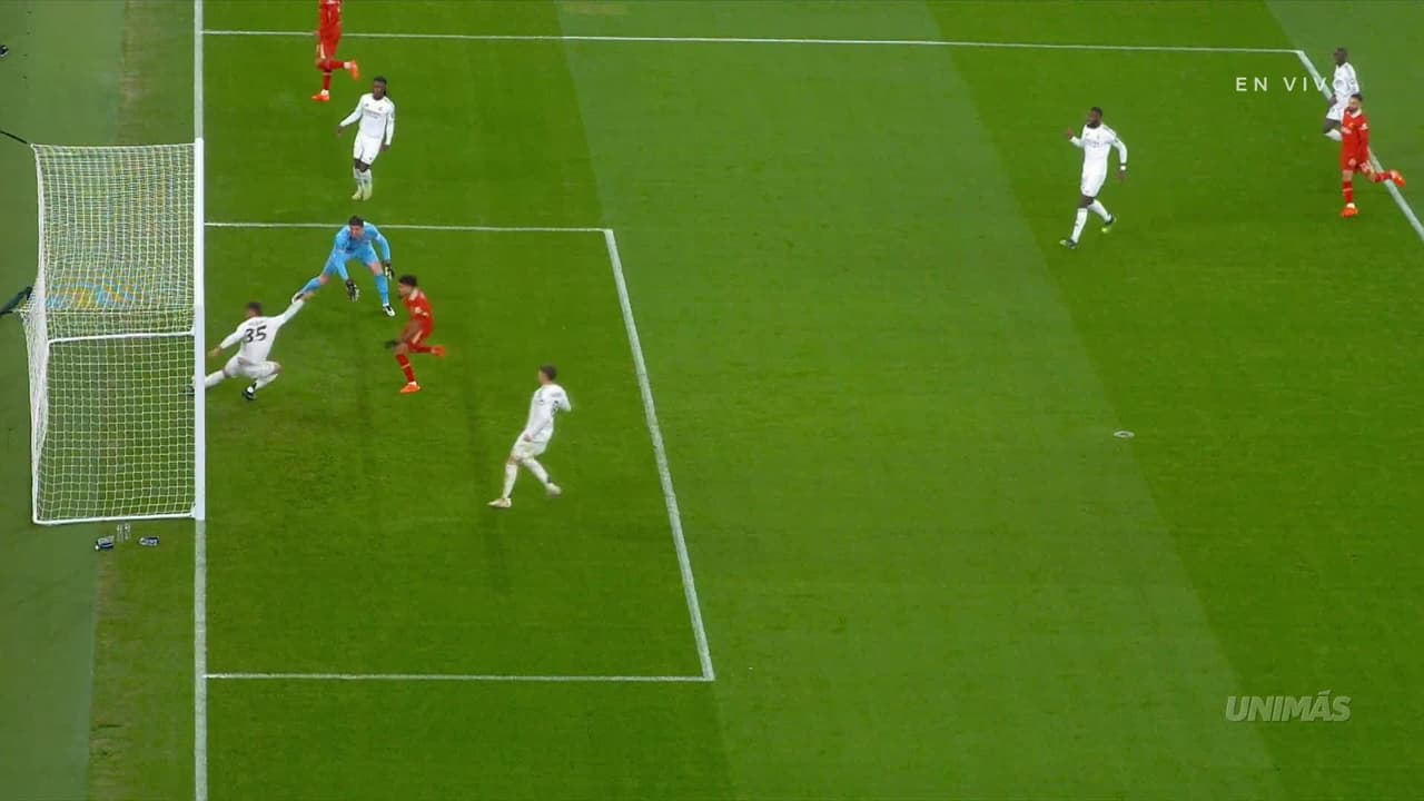 ¡Se salva el Madrid! Asencio saca el balón en la línea