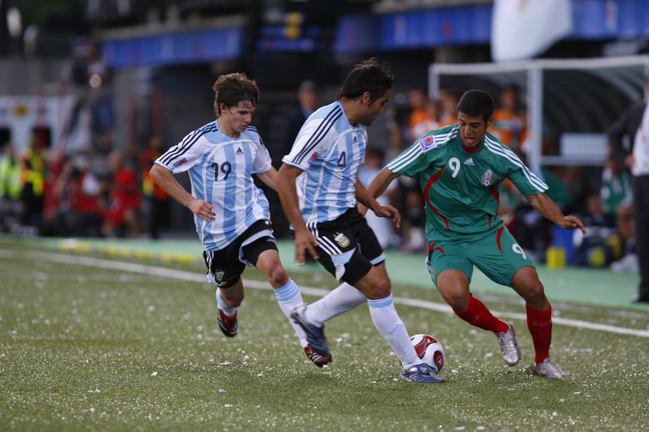 Carlos Vela arrancó bastante joven su andanza con el Tri. Debutó con 18 años, 6 meses y 14 días.