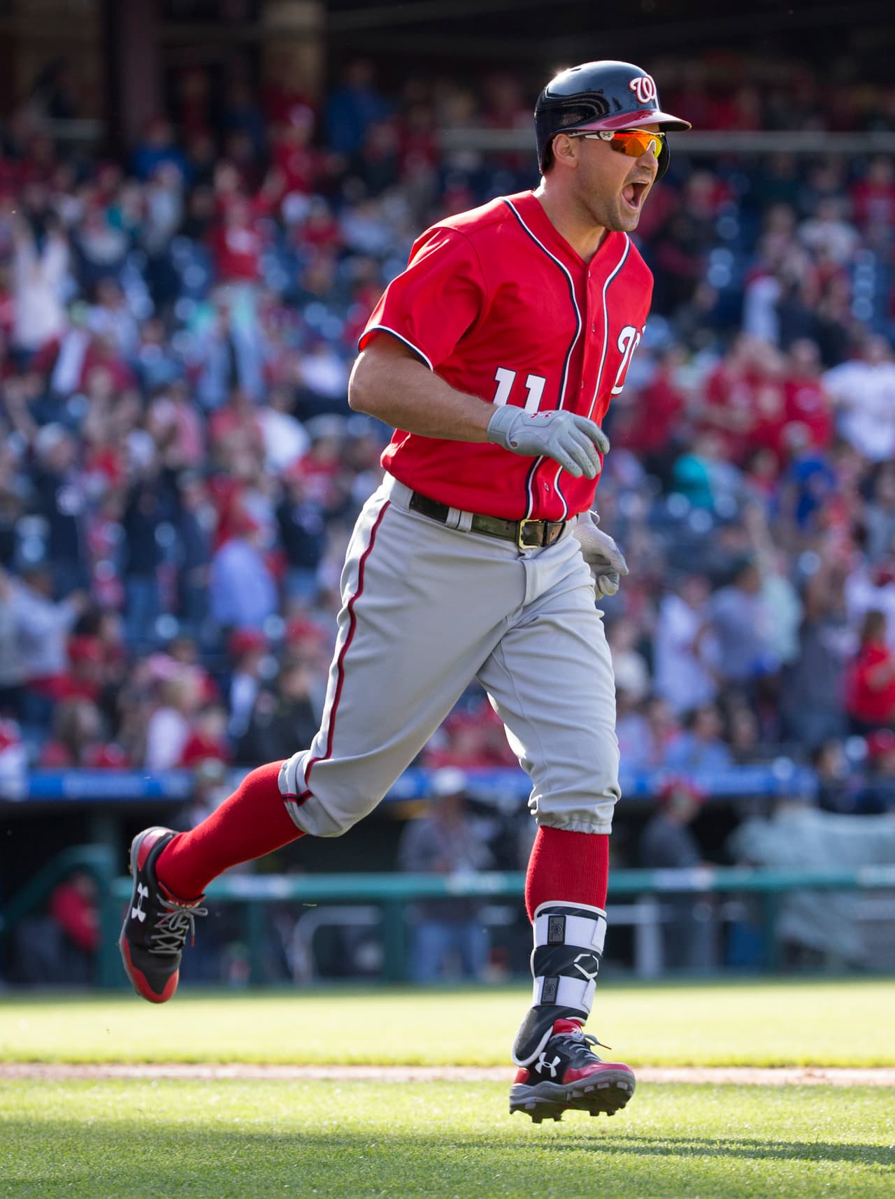 WSH 3 – 4 PHI: Ryan Zimmerman había conectado un HR de 3 carreras en la alta de la novena para empatar el juego.