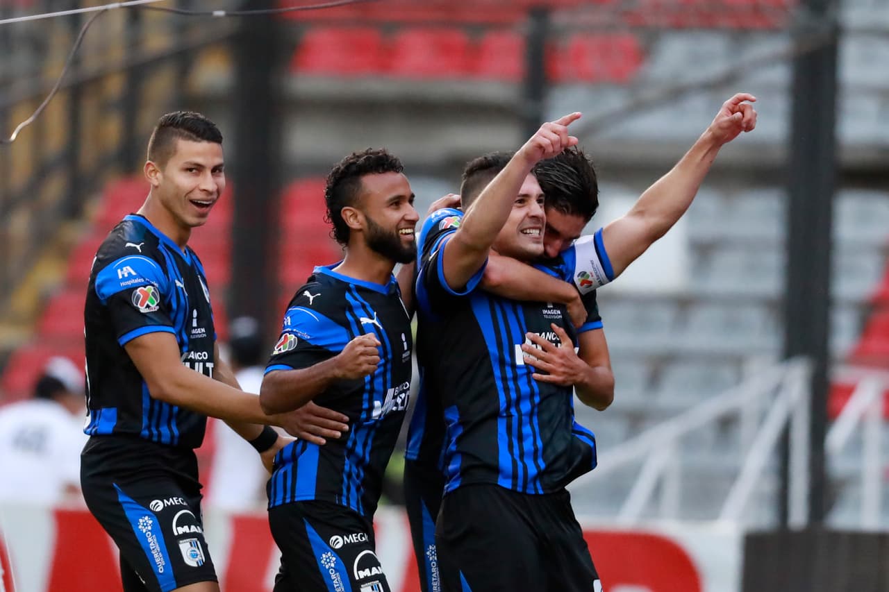 Querétaro ganó su primer partido del torneo tras imponerse de forma contundente 3-0 sobre Monarcas Morelia.