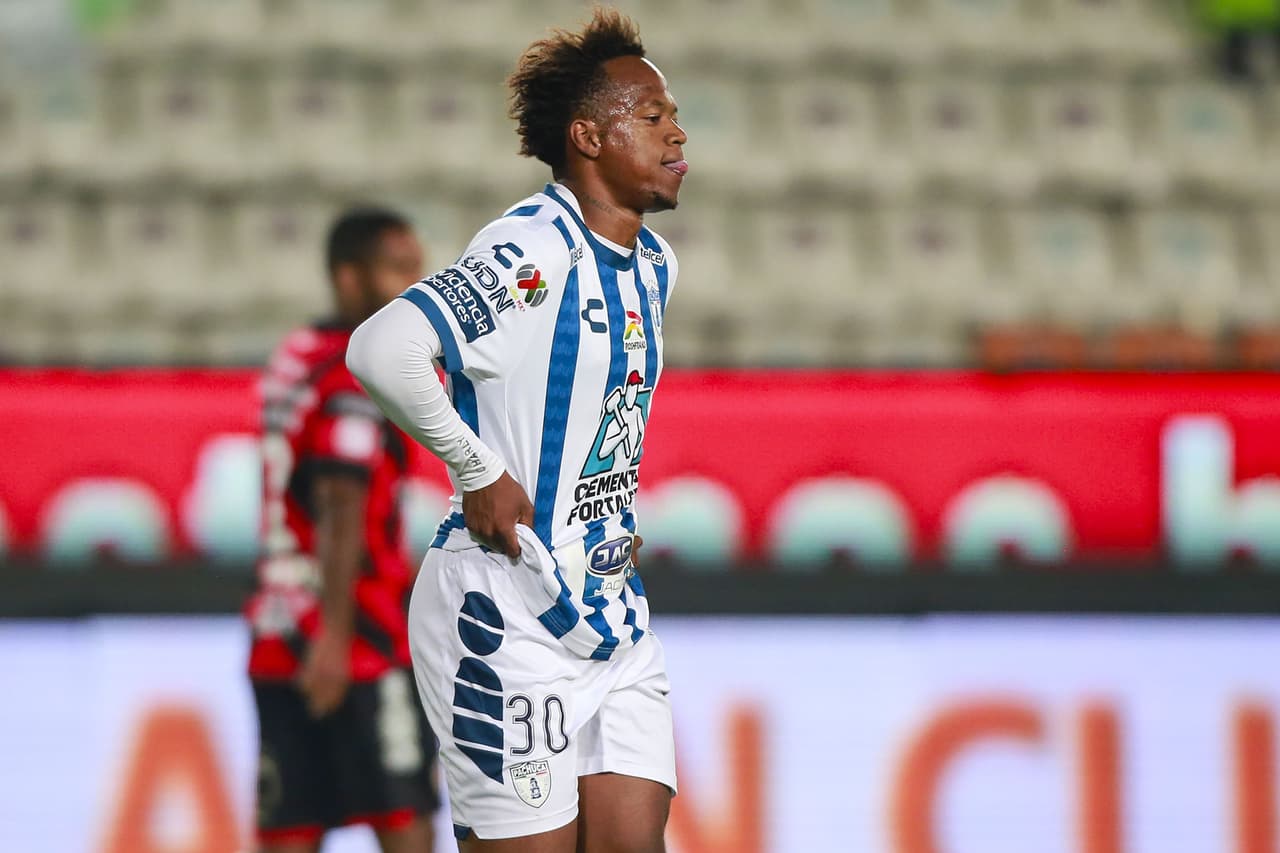 Pachuca perdonó a Xolos y hasta se dio el lujo de fallar un penal por conducto de Nico Ibáñez. El punto le alcanzó para recuperar el liderato por la diferencia de goles.