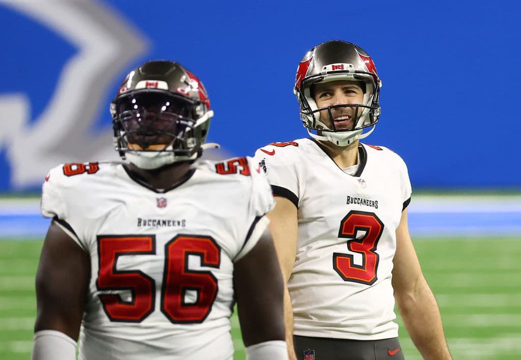 Tom Brady fue fundamental para el abultado marcador consiguiendo cuatro de seis touchdowns. Detroit sólo anotó en un periodo. ¿Será que el gran Brady está de regreso? Los Tampa Bay Buccaneers no clasificaban a playoffs desde 2007.