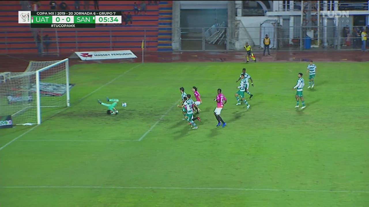 ¡Ágil reacción de Carlos Acevedo! Se salva Santos