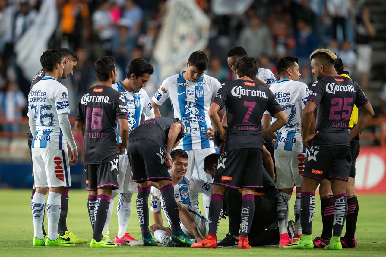 El 'Chucky' Lozano en el área tras recibir una clara falta. El mismo Lozano fallaría el penal en la oportunidad más clara del partido.