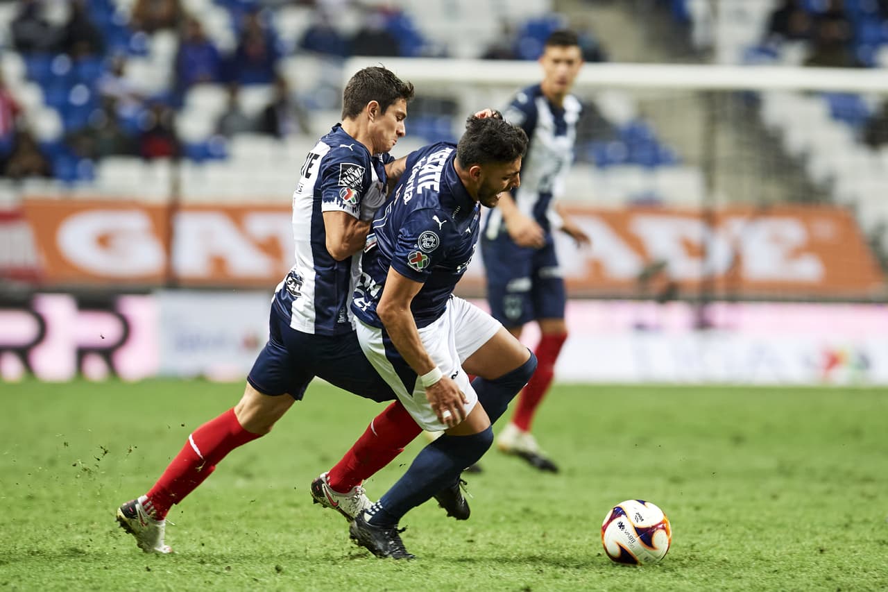 Isaac Brizuela y Alexis Vega se encargan de mantener viva la ilusión de Chivas de quedar dentro de la fiesta grande del futbol mexicano luego de vencer 1-2 a Monterrey.