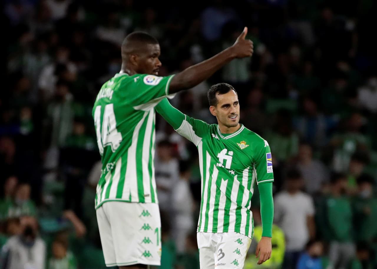 Real Betis golea al Valencia 4-1 durante la Jornada 11 en La Liga. Borja Iglesias, con doblete, ya ponía encima a los béticos en el marcador, pero Gabriel Paulista ya anotaba uno a favor de los Chés y, al final, German Pezzella y Juanmi Jiménez se encargaron de alargar la diferencia y quedarse con la victoria. Guardado ingresó al 63'.