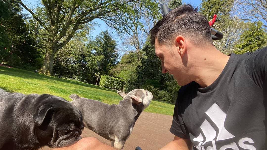 El alemán Mesut Özil disfruta a sus mascotas en el jardín de su casa.