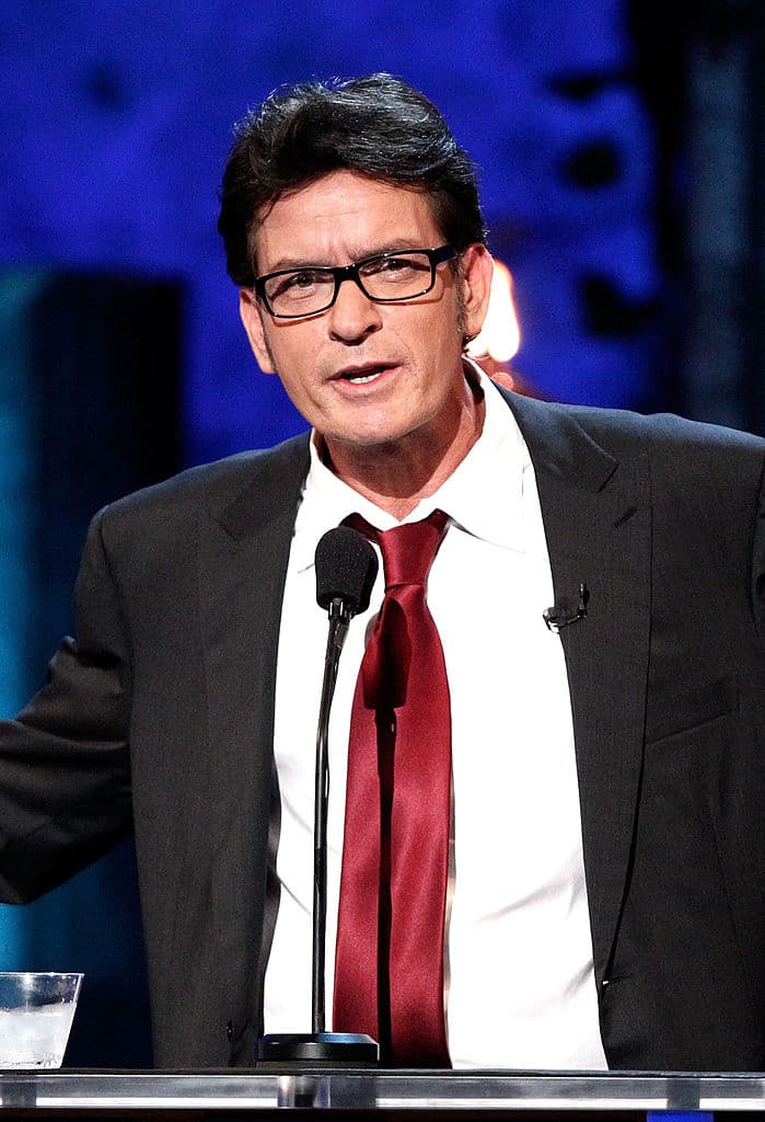 Los Indians de Cleveland son el peor equipo de béisbol de la liga nacional. Su nueva propietaria, una antigua show girl, quiere que acaben los últimos de la liga para poder trasladarse a Miami, pero ahora el equipo empieza a ganar.
<br>