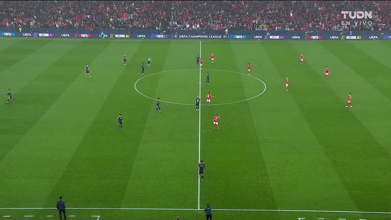 Arranca el partido y la pelota está en juego.