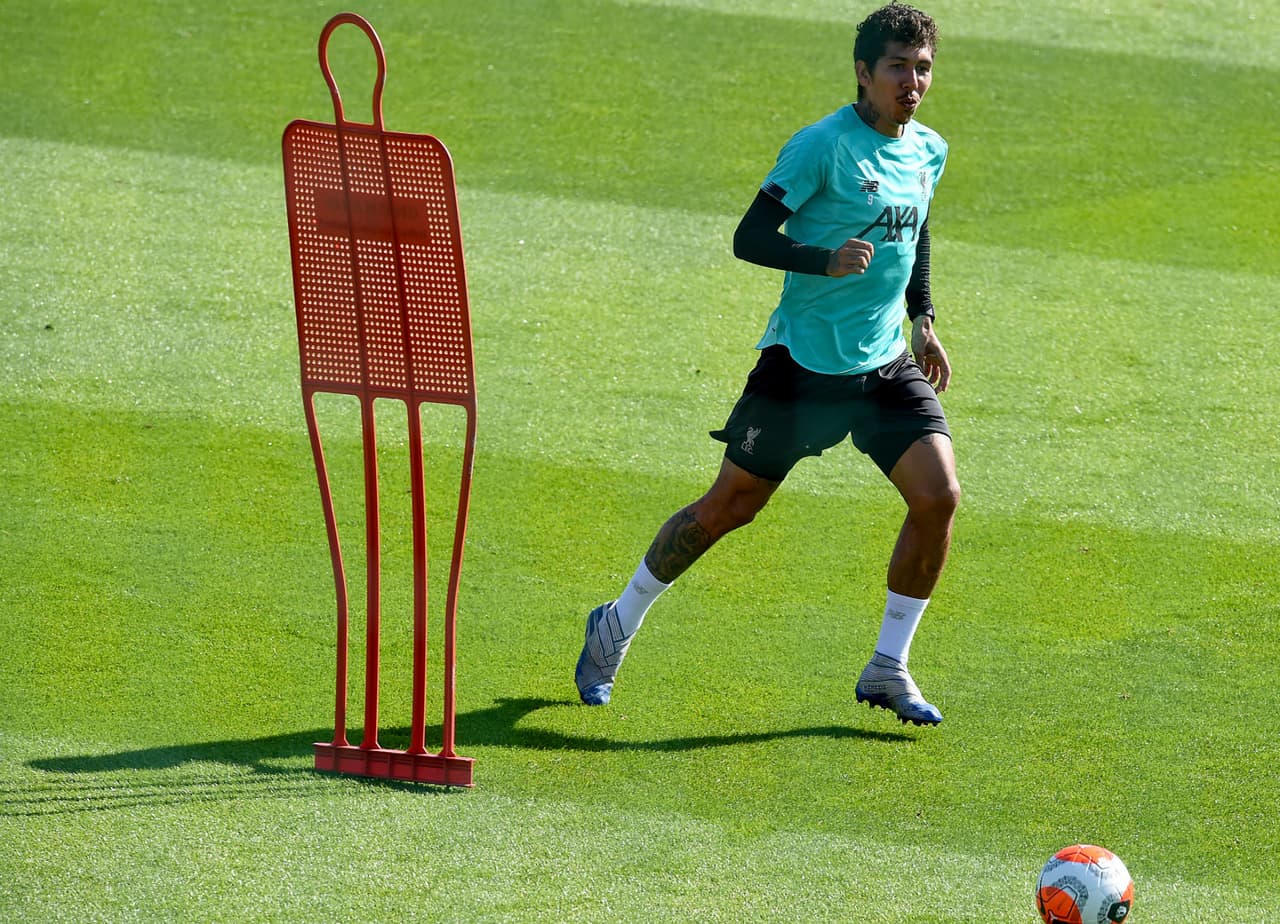 Bobby Firmino dribla, corre, bromea y patea la bocha con mucho cariño.