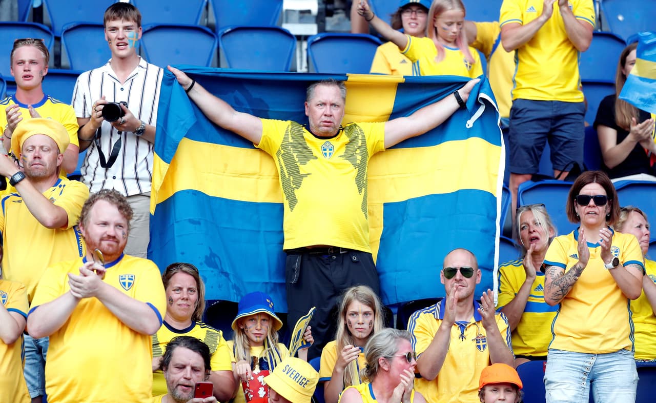 Los fanáticos de Suecia son mayoría en el Parque de los Príncipes de París para el juego contra Canadá en los Octavos de Final del Mundial femenino.