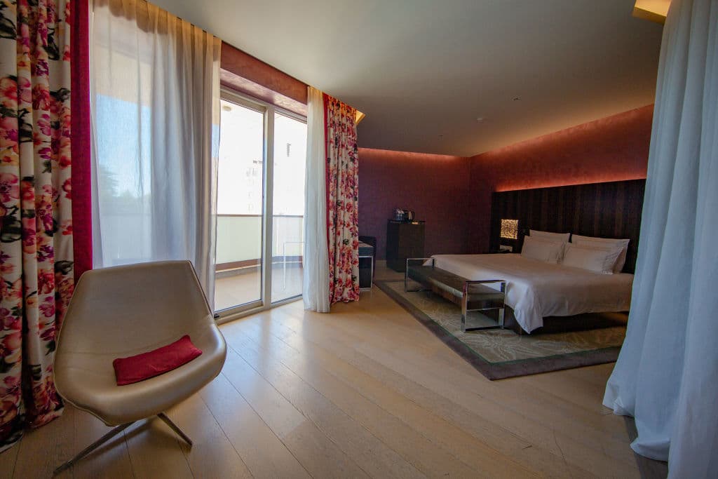 Así es la guarida que Brasil tendrá en Rusia 2018. Balcones con vista al mar, una cancha, áreas de esparcimiento y relajación, y habitaciones de lujo a disposición de los artistas del balón.