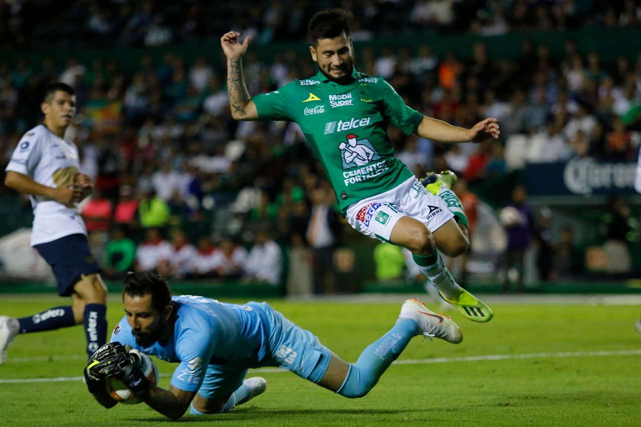 Pero el León no se quedaba cruzado de brazos. Cada vez más Miguel Fraga, portero universitario, sudaba frío por cada llegada de los locales.