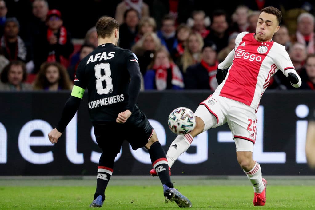 Sergino Dest Pelea por el balón en el Johan Cruijff Arena.