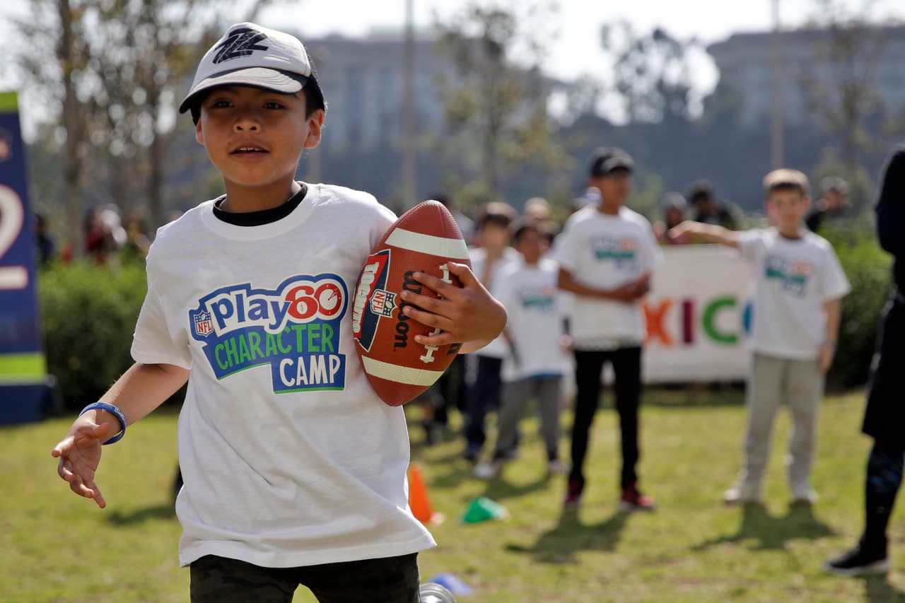 En el parque La Mexicana se llevó a cabo el NFL Play Character Camp, en donde los niños realizarán diversas actividades físicas relacionadas con el futbol americano.