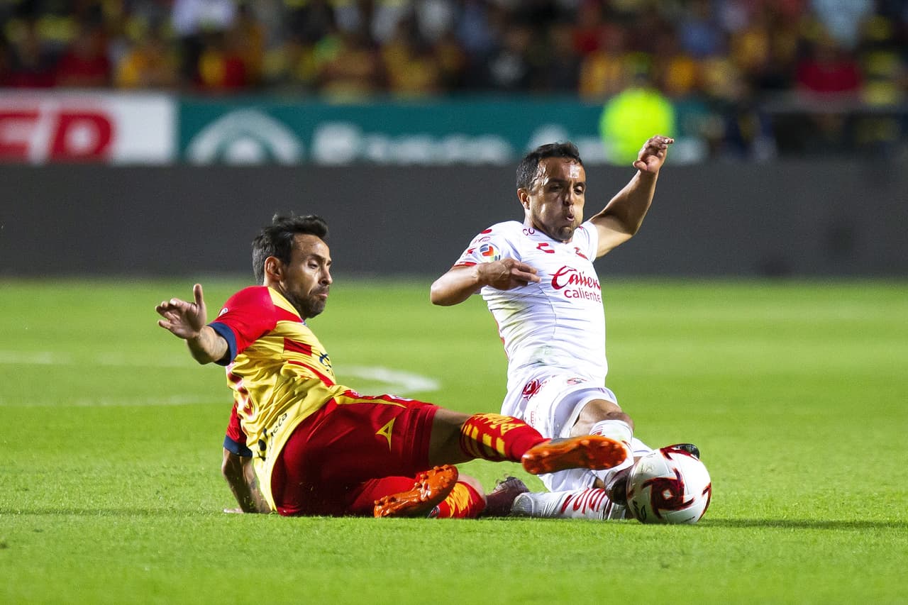 Monarcas dominó gran parte de la primera mitad del partido.