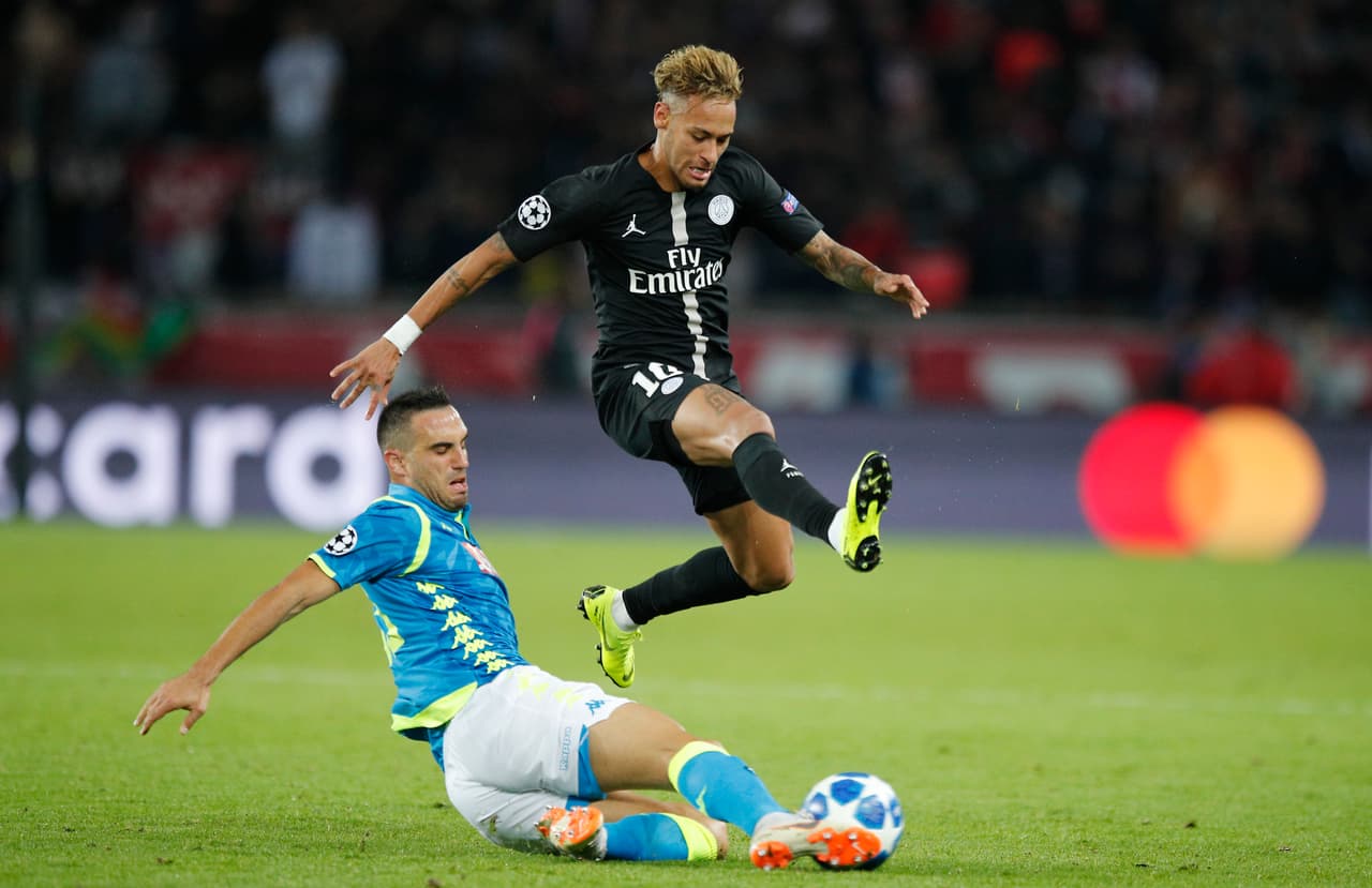 Por momentos el brasileño quiso transportar mucho el balón y lo perdía repetidamente. No se encontraba en el campo.