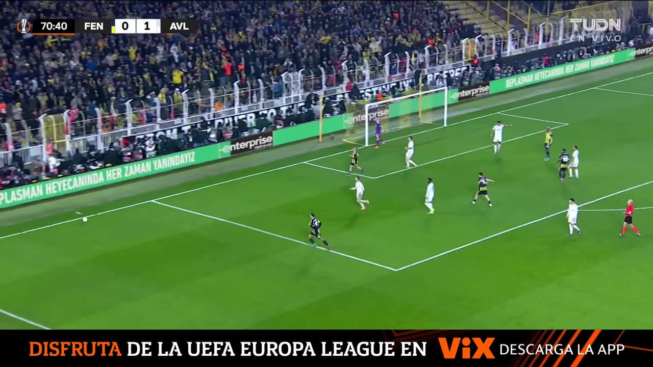 Fenerbahçe comienza a apretar el acelerador, nuevamente Bizot salva su portería con tremenda atajada