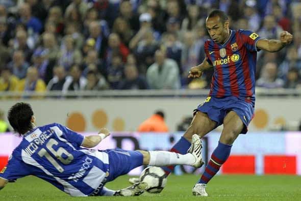 Thierry Henry también salió en la segunda mitad en busca del gol que no llegó.