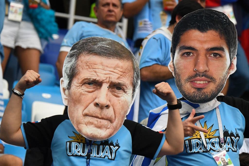 Los uruguayos lo idolatran igual o más que a las grandes figuras, en un reconocimiento al trabajo por darle un recambio al equipo durante tanto tiempo. Incluso, fue semifinalista en 2010.