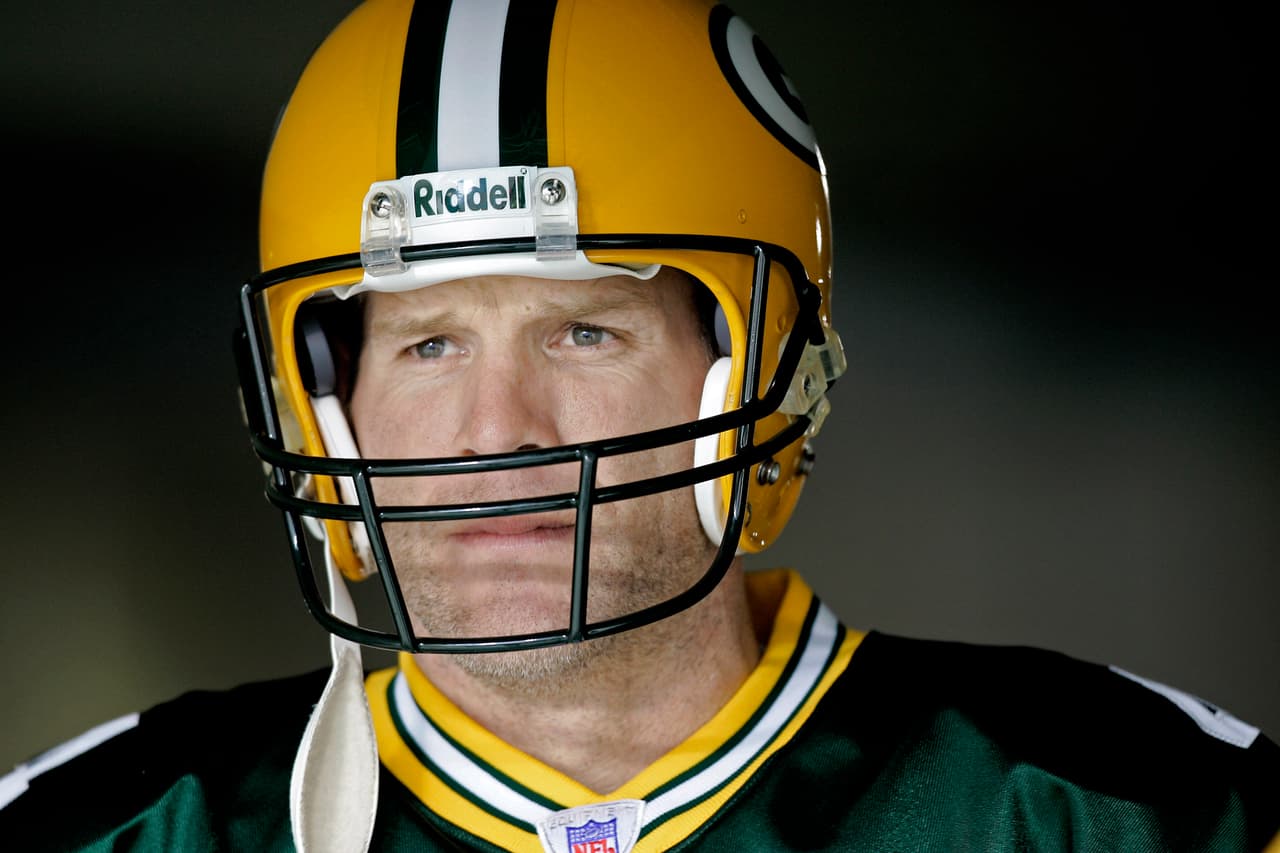 <b>Brett Favre</b>
<br>Después de 16 años con el equipo de Green Bay Packers, y un tercer título del Super Bowl, Favre se retira. Regresó meses después pero con los New York Jets y terminó su carrera con Minnesota Vikings.