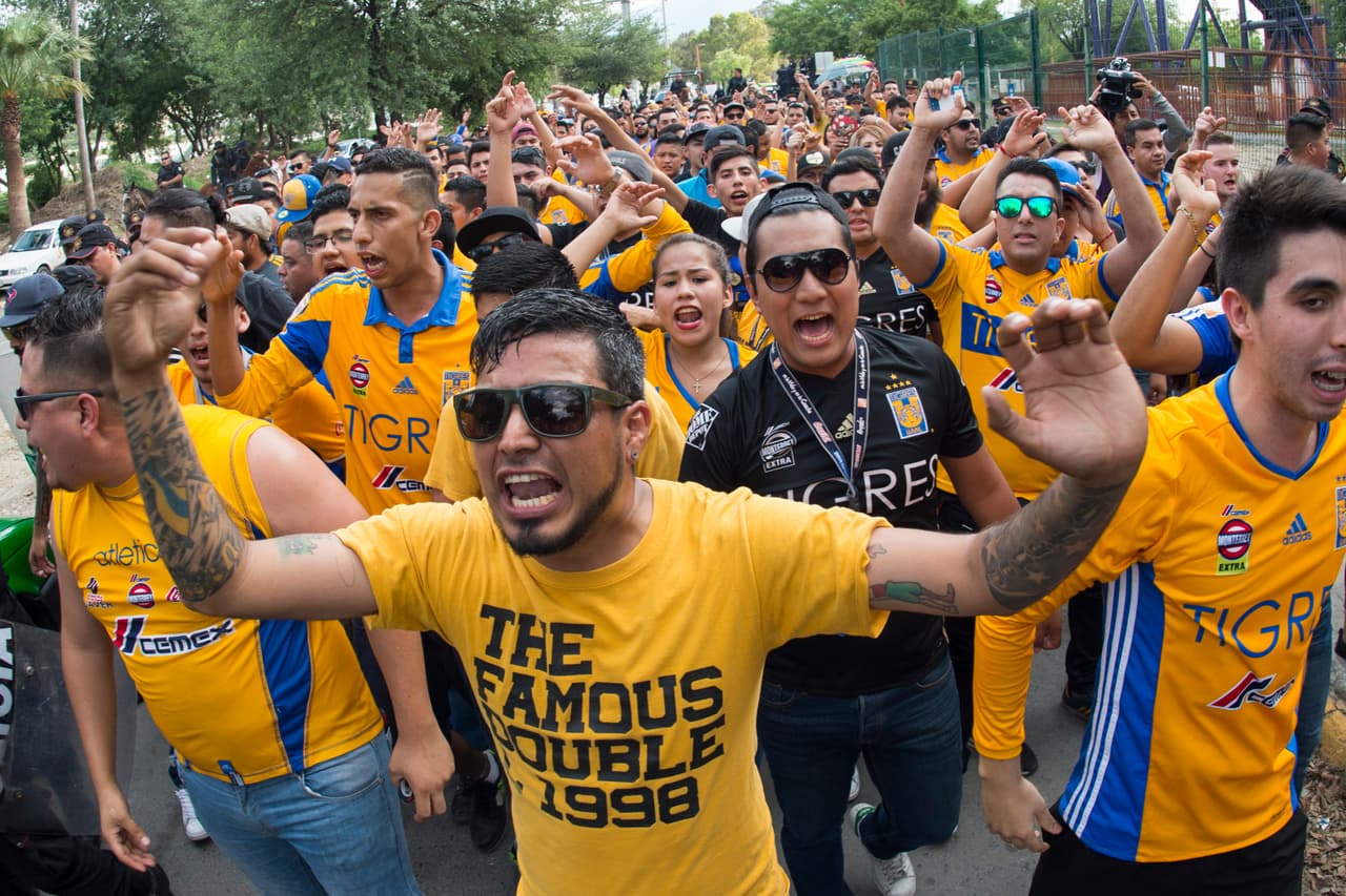 Las aficiones del Monterrey y de Tigres vivieron su propio partido en las tribunas y a las afueras del estadio. Estas son las mejores imágenes.
