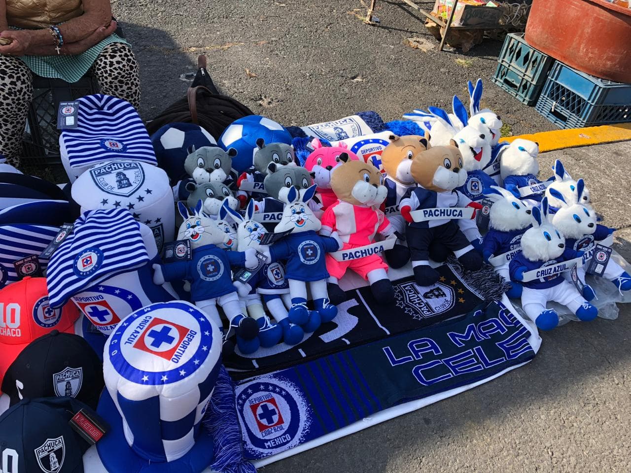 El estadio Azteca comienza a pintarse de azul para el juego entre la máquina y los tuzos.