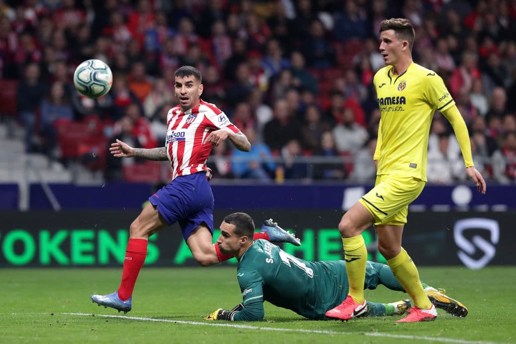 Se acerca la final de la primera parte del encuentro y el Atlético aprieta para encontrar el empate.