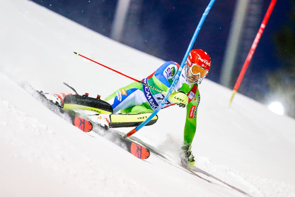 Esta prueba es la más técnica porque se requiere una gran coordinación del esquiador para pasar a través de las puertas, con ritmo y con cadencia.