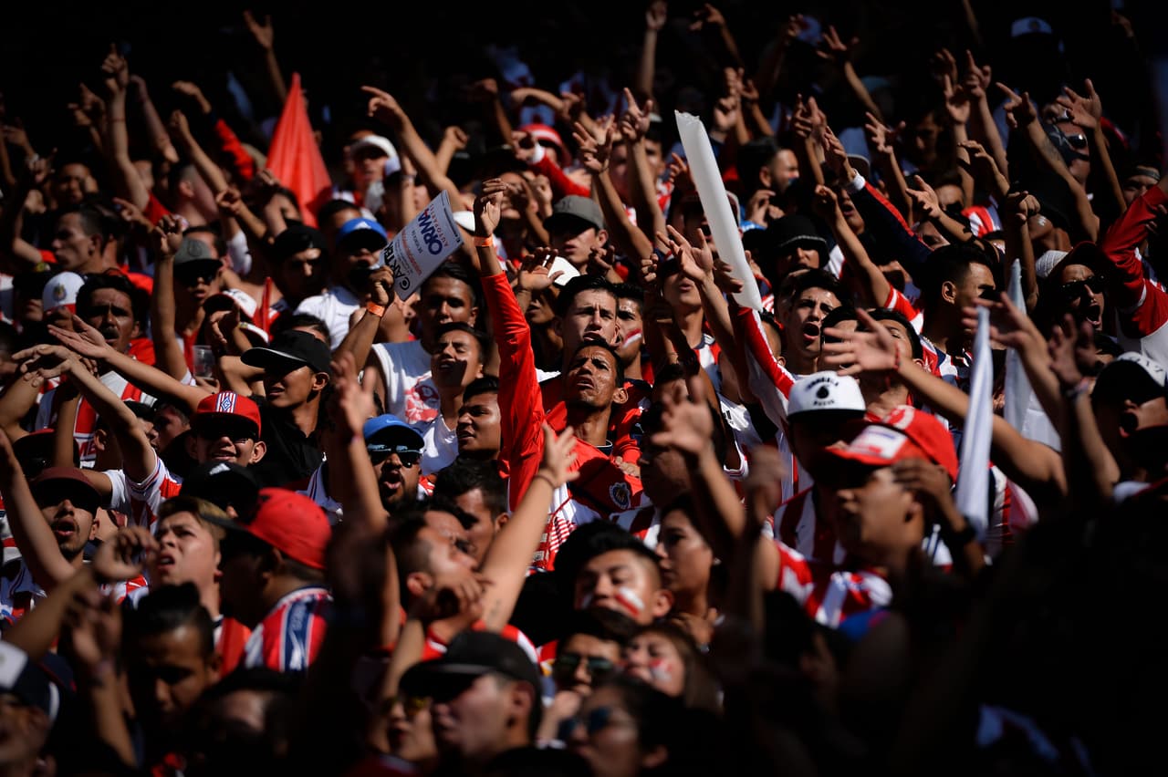 Aficionados de Chivas y Tigres disfrutaron de un gran espectáculo. Música, carne asada, sombreros, maquillajes, máscaras y banderas fueron la constante en el Estadio Chivas.