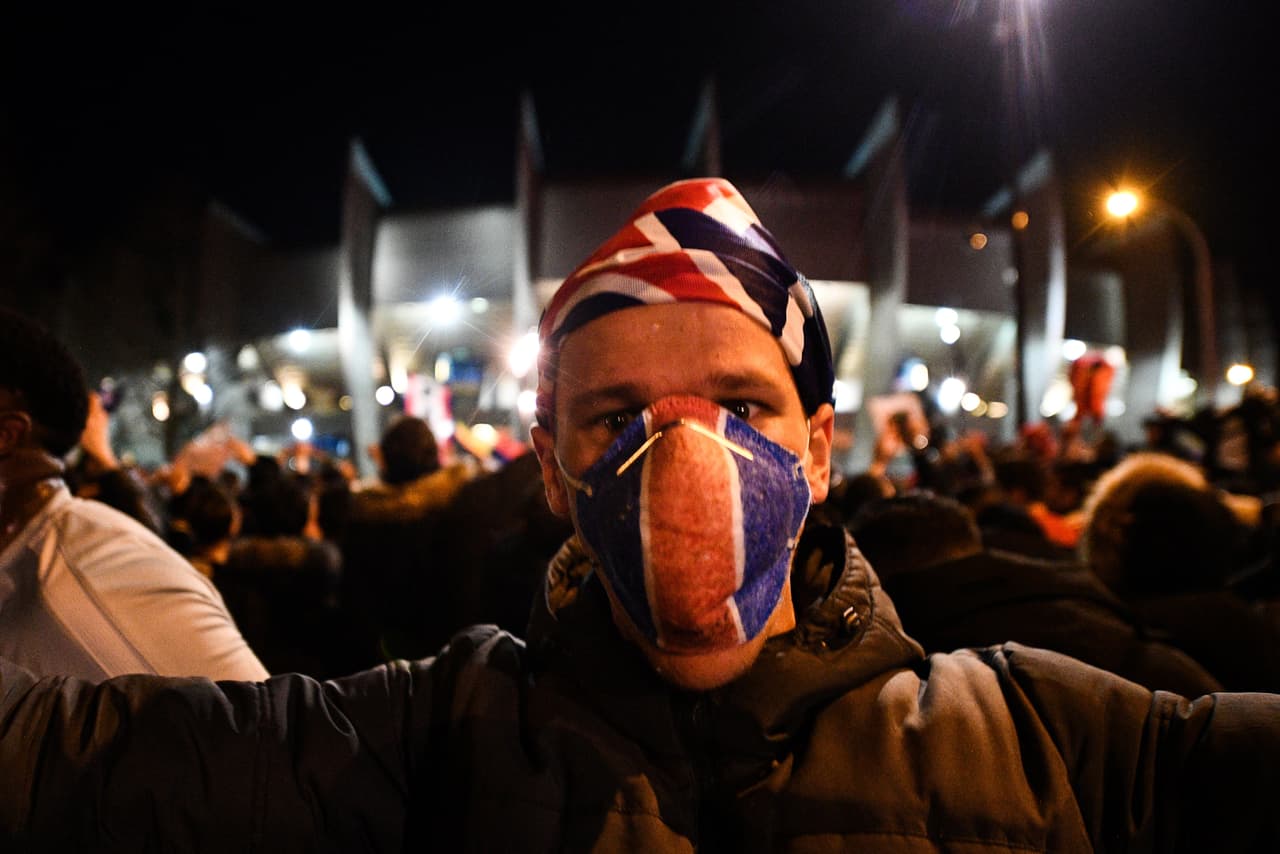 Los seguidores de PSG asistieron a los alrededores del Parque de los Príncipes con sus precauciones ante la emergencia del coronavirus.