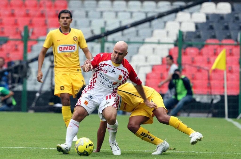América regresó con los mismo once jugadores para el segundo tiempo. Al minuto 58 Corona salva el empate al desviar un poderoso disparo del brasileño De Pinho que pega justo en la horquilla.