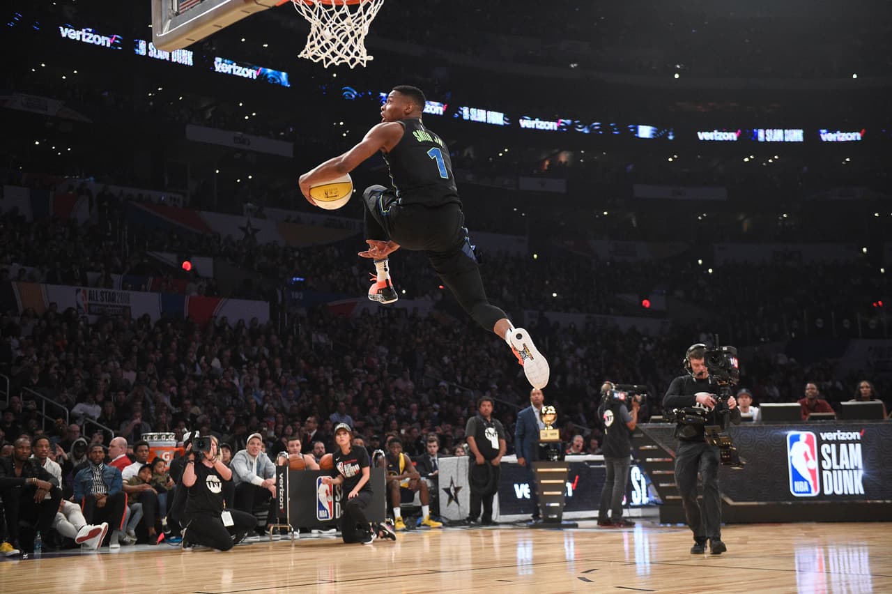 Donovan Mitchell, jugador del Utah Jazz, se convirtió en campeón del concurso de clavadas al vencer a Nance Jr. por 98-96. Te presentamos las mejores ejecuciones de la noche.