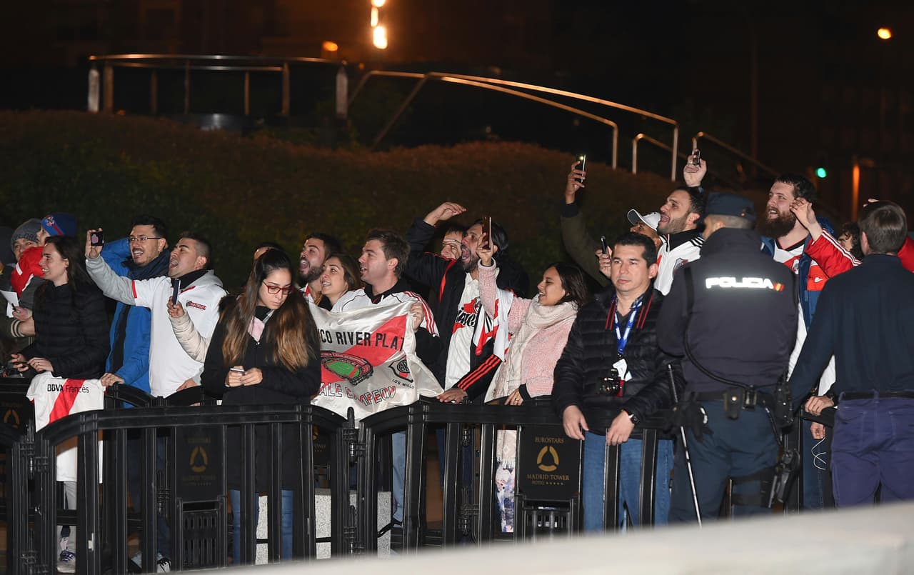 Algunos jugadores se tomaron fotos con ellos y firmaron autógrafos.