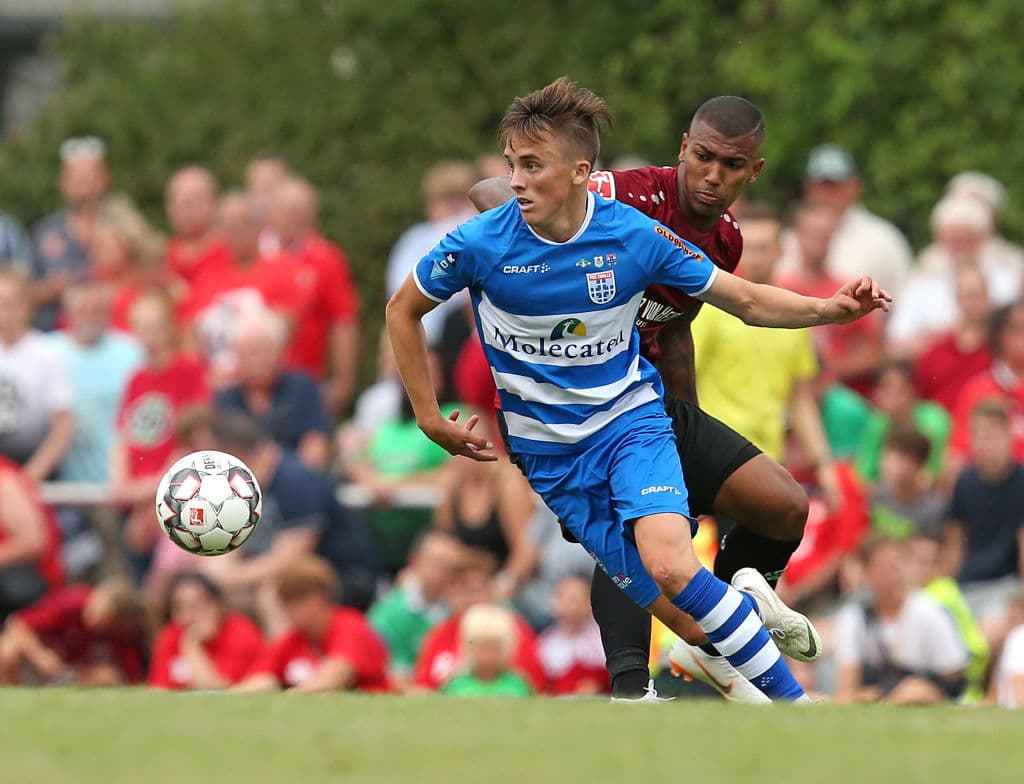 El mexicano Hirving Lozano también tendrá nuevo compañero luego de que PSV Eindhoven llegara a un acuerdo por el fichaje del joven volante Ryan Thomas, del PEC Zwolle.