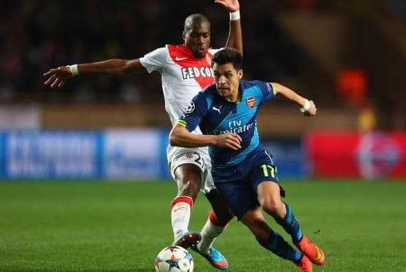 Arsenal intentó controlar el esférico desde el silbatazo inicial. Esto limitó a los franceses en sus acciones al frente.