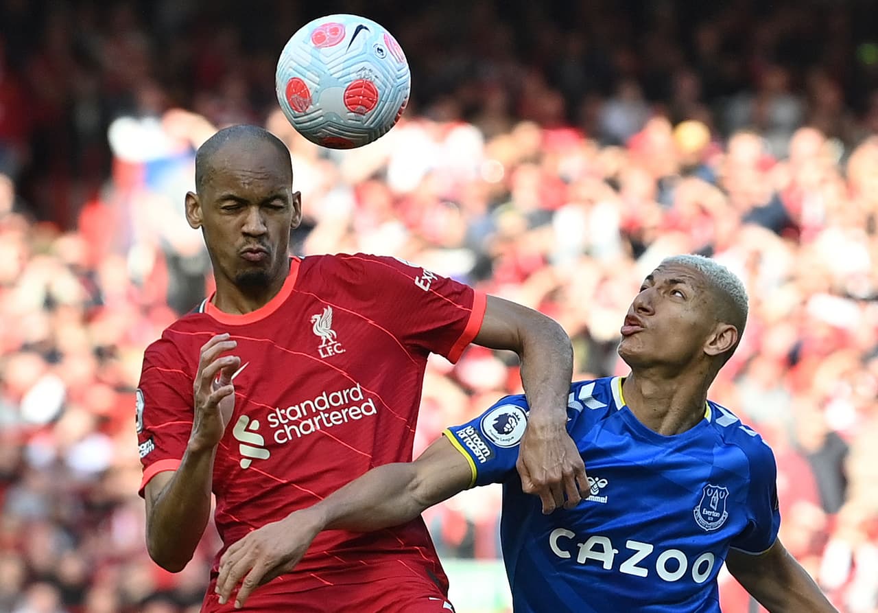 Liverpool derrotó al Everton gracias a los goles de Andrew Robertson y Divock Origi.