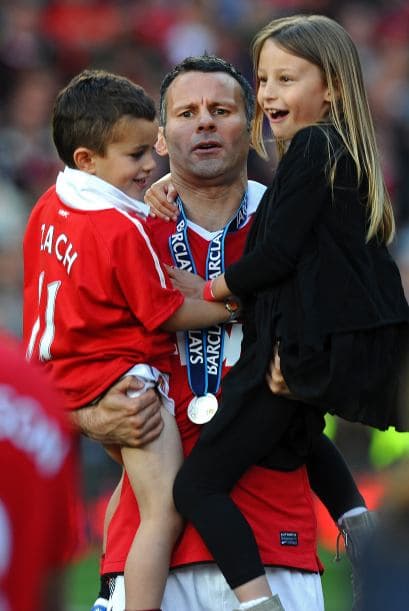 Jugadores emblemáticos como Ryan Giggs fueron a abraza a sus familias.